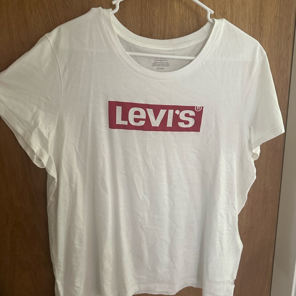 Levi’s white tee